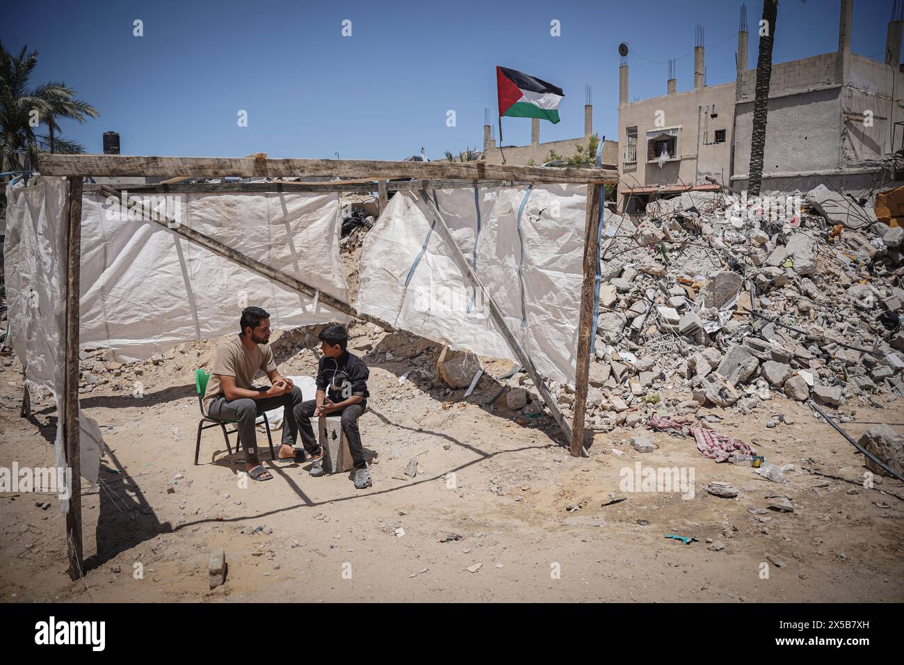 Gaza, Gaza, Palestine. 8th May, 2024. Palestinians sit in a tent next ...