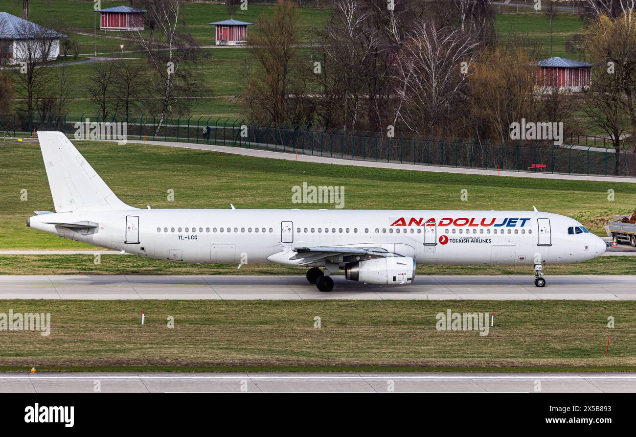 Anadolujet An Airbus A321-231 from Anadolujet taxis to the runway at Zurich Airport. Registration YL-LCQ. Zürich, Switzerland, 24.02.2024 *** Anadolujet An Airbus A321 231 from Anadolujet cabs to the runway at Zurich Airport Registration YL LCQ Zurich, Switzerland, 24 02 2024 Stock Photo