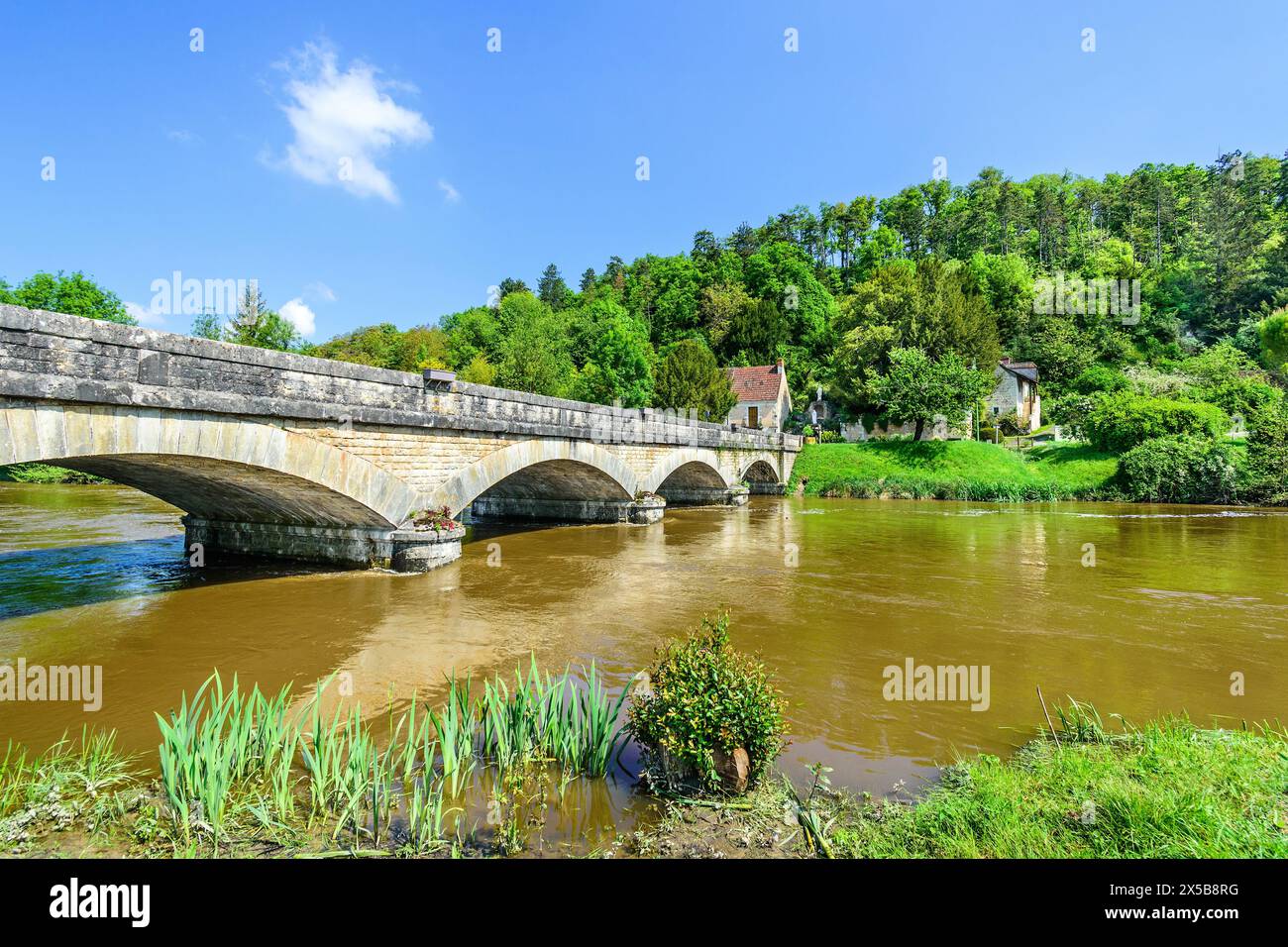 Arched road bridge hi-res stock photography and images - Alamy