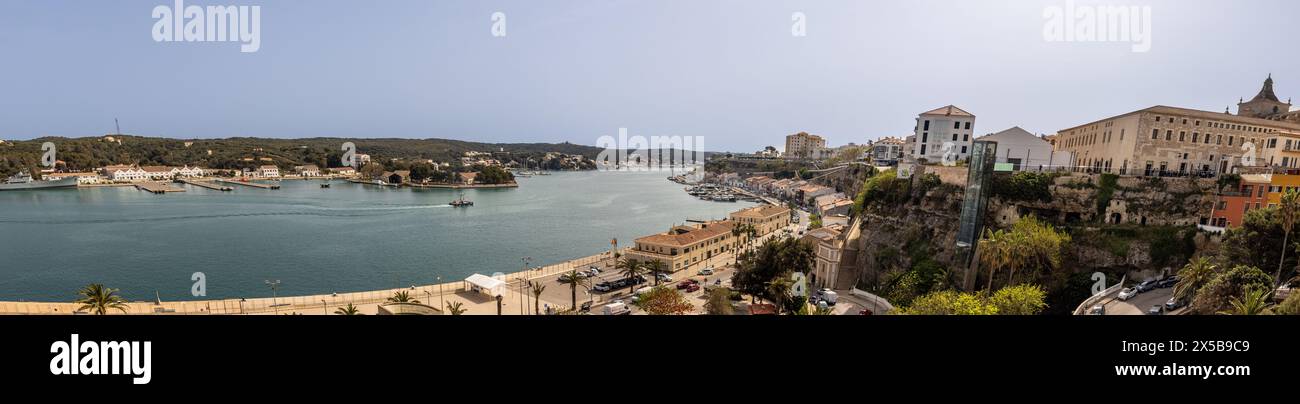 Fotografía panorámica captada desde lo alto de un mirador en el puerto de Mahón. Es una vista impresionante. Menorca, España Stock Photo