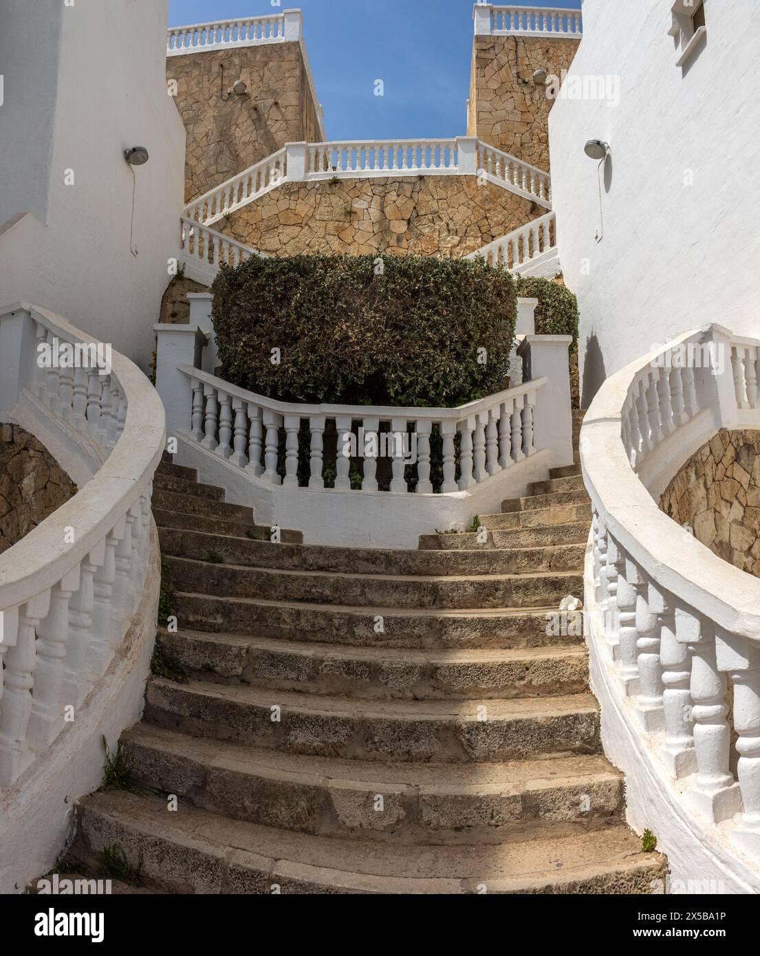 Escaleras en el paseo marítimo del puerto de Mahón, Menorca, España Stock Photo