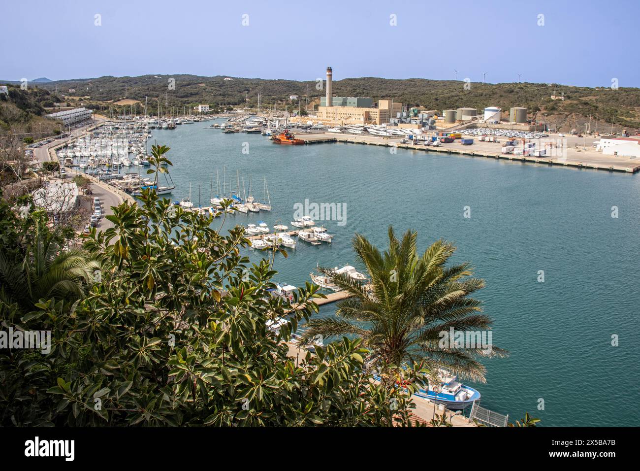 Fotografía panorámica captada desde lo alto de un mirador en el puerto de Mahón. Es una vista impresionante. Menorca, España Stock Photo