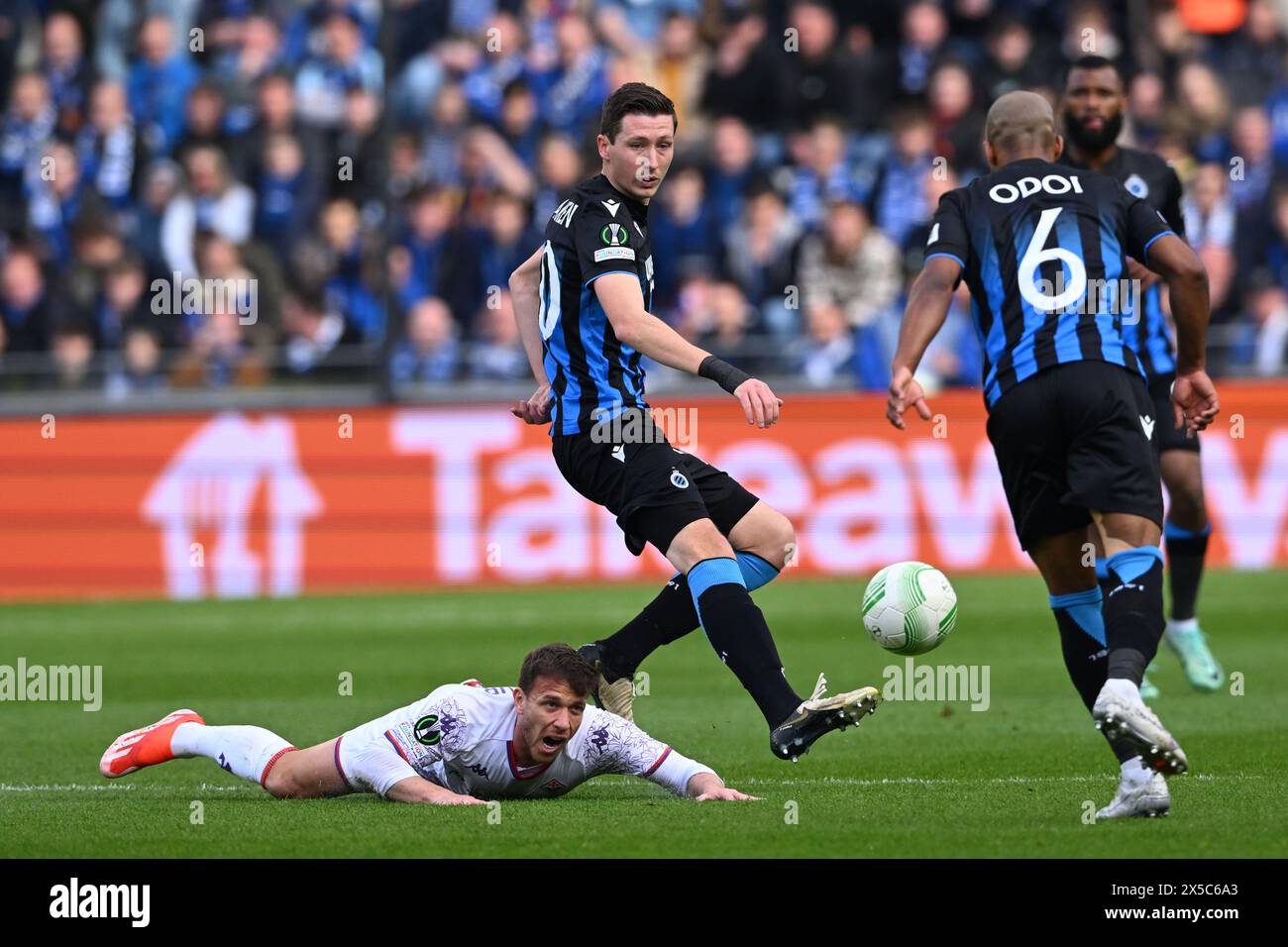 Arthur Melo (Fiorentina)Hans Vanaken (Club Brugge) during the UEFA Europa Conference League match between Club Brugge 1-1 Fiorentina at Jan Breydel Stadium on May 8, 2024 in Bruges, Belgium. Credit: Maurizio Borsari/AFLO/Alamy Live News Stock Photo