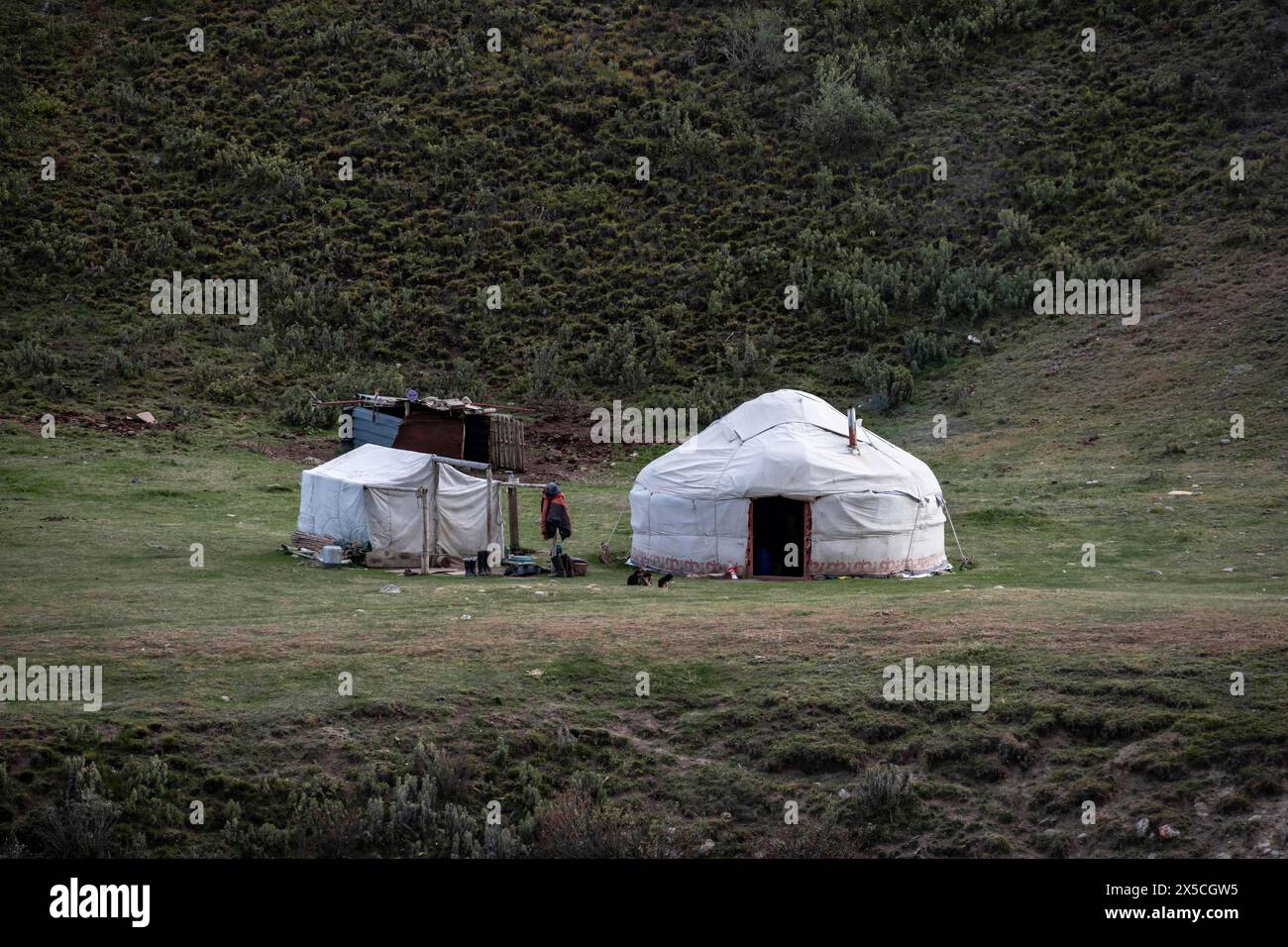 Yurt by a river, Desolate mountain landscape, Tian Shan, Sky Mountains, Sary Jaz Valley, Kyrgyzstan Stock Photo