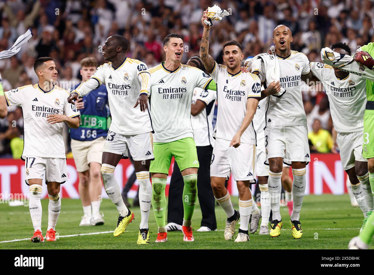 Players of Real Madrid celebrate the 2-1 victory during the UEFA ...