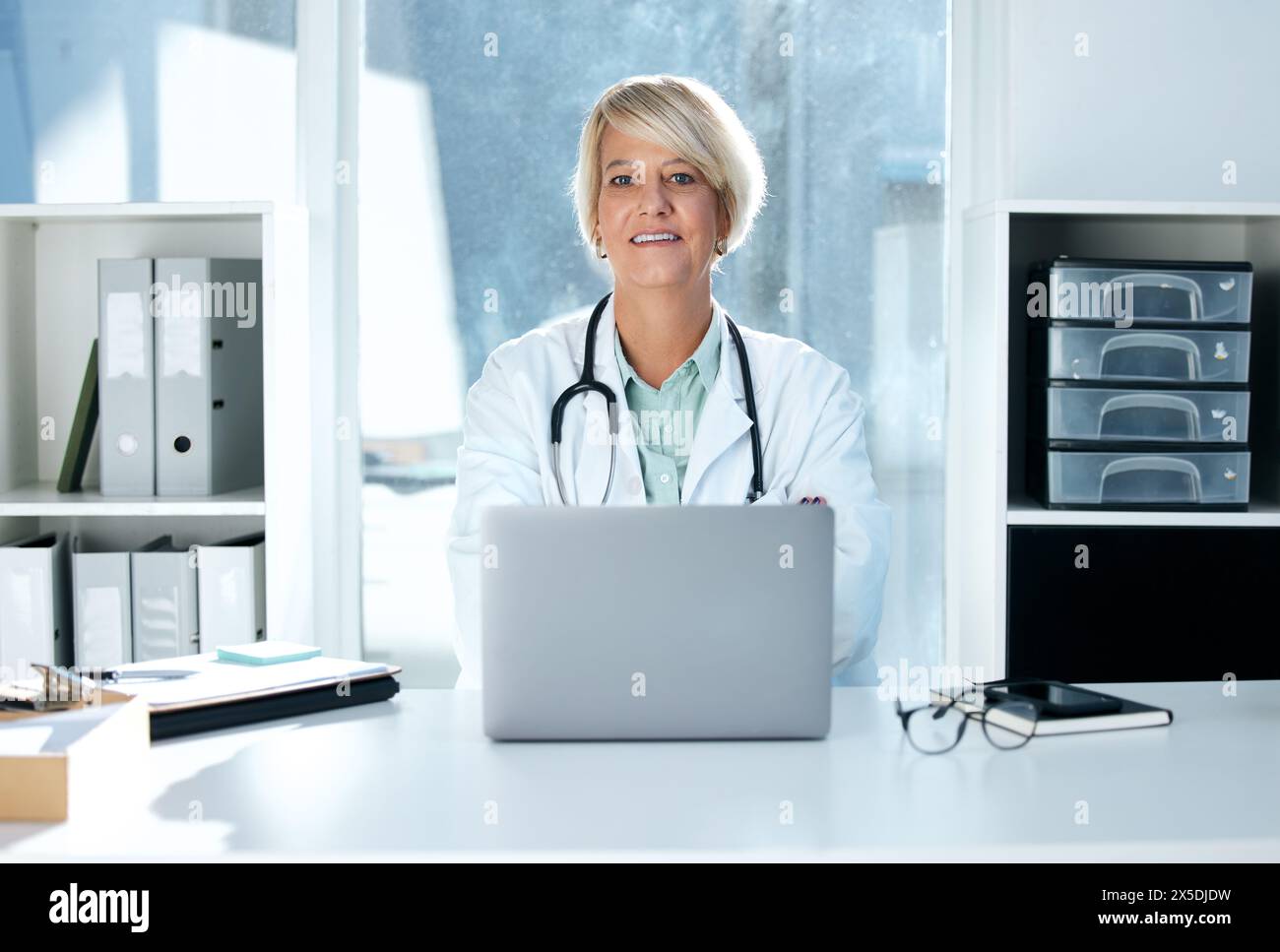 Female doctor computer notes hi-res stock photography and images - Alamy
