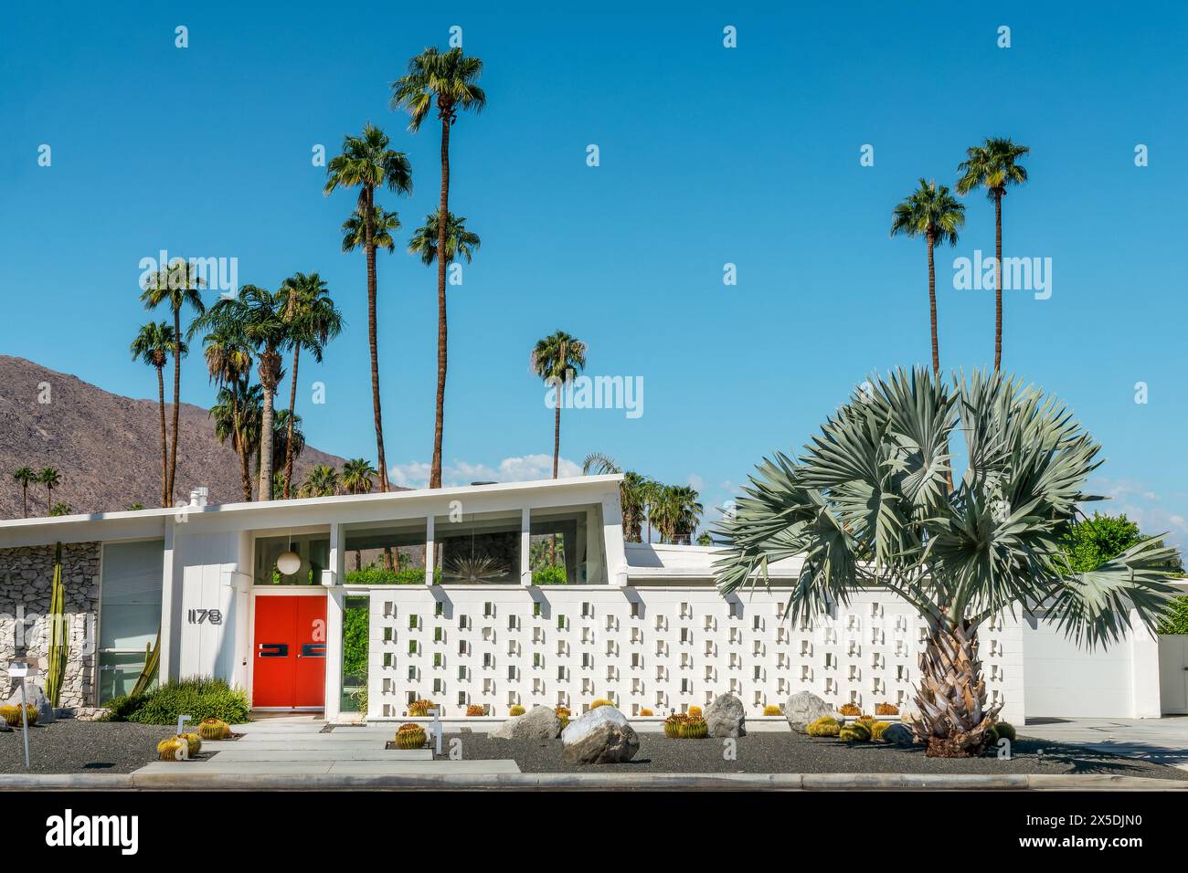 Modern mid-century house architecture and palm trees in Palm Springs, California Stock Photo
