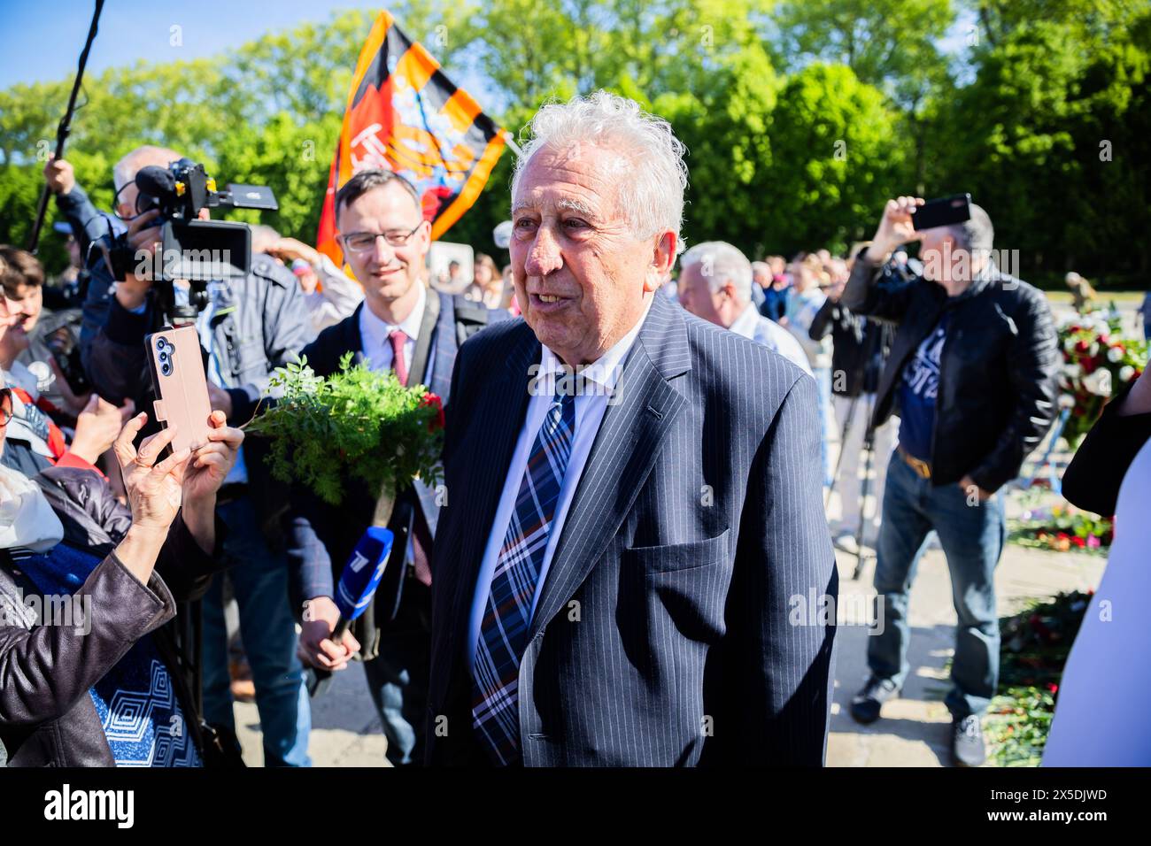Berlin, Germany. 09th May, 2024. Egon Krenz, former SED politician, stands at the Soviet memorial in Treptower Park. May 8 and 9 marks the 79th anniversary of the liberation from National Socialism. Credit: Christoph Soeder/dpa/Alamy Live News Stock Photo