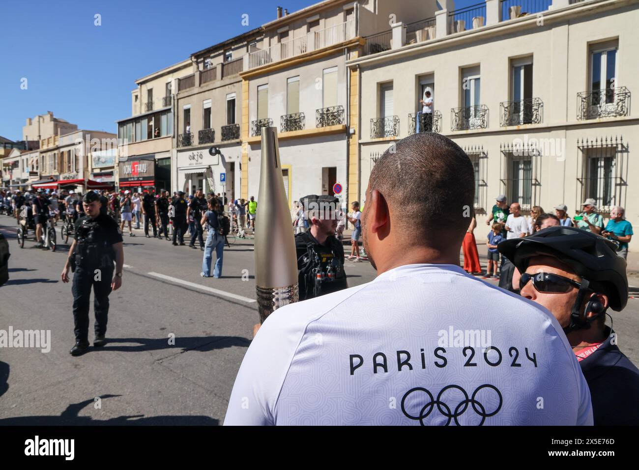 Marseille, France. 09th May, 2024. ici le basketteur Nado de Colo Marseilles; 05/09/2024; 2024 Olympic Games (OG) in France. Olympic torch relay in the streets of Marseille. Credit: MAXPPP/Alamy Live News Stock Photo