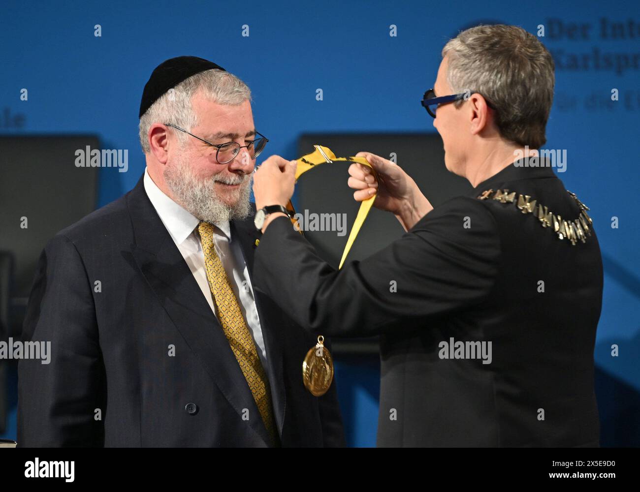 Aachen, Germany. 09th May, 2024. Chief Rabbi Pinchas Goldschmidt (l), President of the European Rabbinical Conference, is awarded the International Charlemagne Prize of Aachen by Aachen's Lord Mayor Sibylle Keupen (non-party). Credit: Henning Kaiser/dpa/Alamy Live News Stock Photo