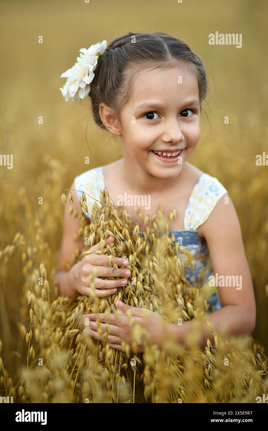 Cute little girl in the wheat field Stock Photo - Alamy