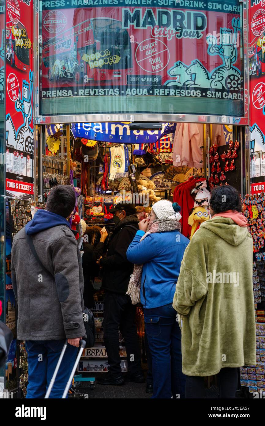 Kiosk selling bus tour tickets hi-res stock photography and images - Alamy