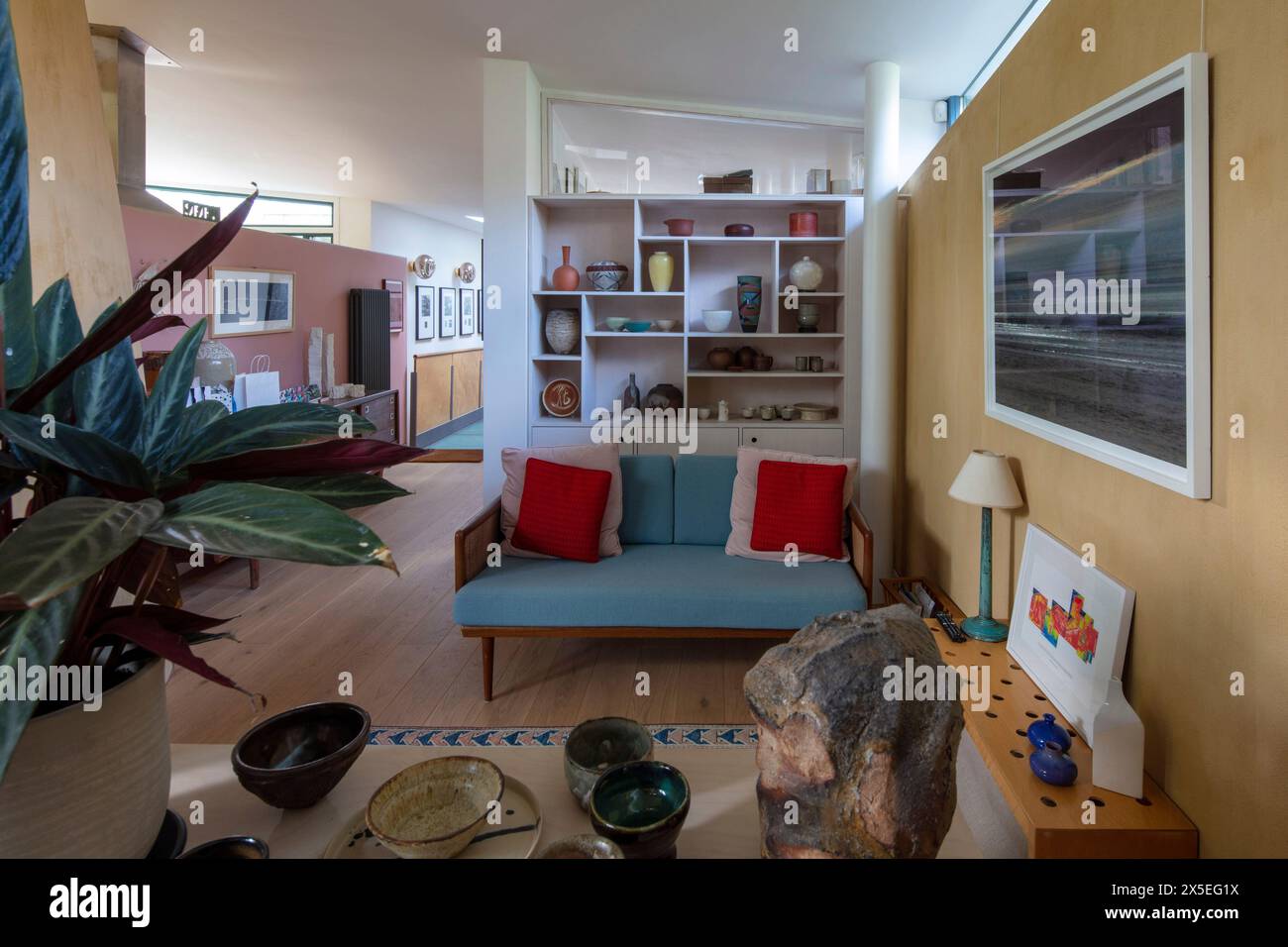 Snug space adjacent to the living room. Straw Bale House, Islington