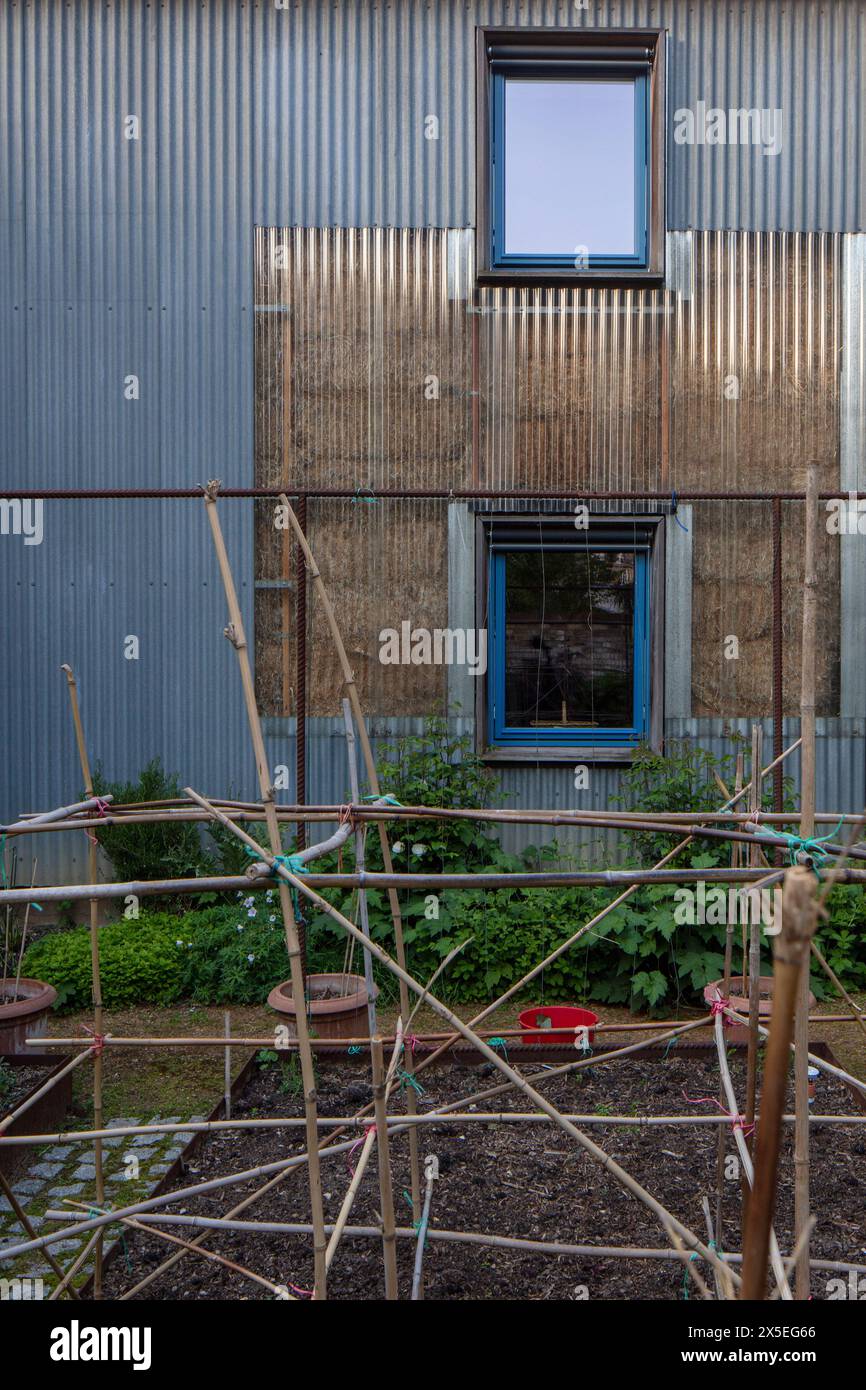 Side view from the garden showing the transparent section of wall