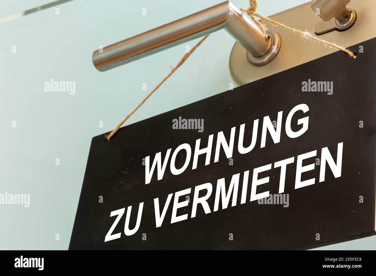 Sign with the german inscription WOHNUNG ZU VERMIETEN (flat for rent) on a door (symbolic image) Stock Photo