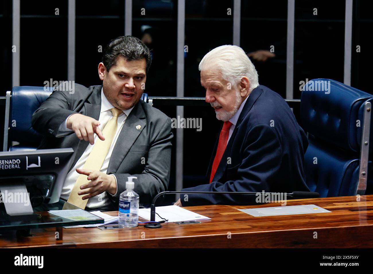 Brasilia, Distrito Federal, Brasil. 8th May, 2024. Brasilia (DF), 05/08/2024 Ã¢â‚¬' SESSION/PLENARY/SENATE/DF Ã¢â‚¬' Senator Davi Alcolumbre (Uniao Brasil-AP) talks with senator Jaques Wagner (PT-BA) during the Ordinary Deliberative Session at the Federal Senate, in Brasilia, in the Federal District, chaired by senator Rodrigo Pacheco (PSD-MG), with the presence of senator Sergio Moro (Uniao Brasil-PR), this Wednesday (8). (Foto: Wallace Martins/Thenews2/Zumapress) (Credit Image: © Wallace Martins/TheNEWS2 via ZUMA Press Wire) EDITORIAL USAGE ONLY! Not for Commercial USAGE! Stock Photo