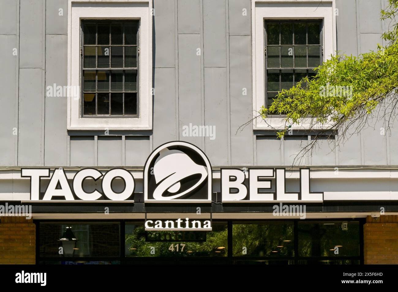 Taco bell restaurant facade hi-res stock photography and images