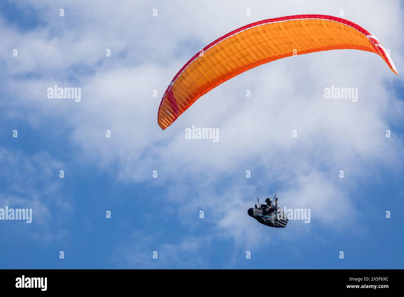 09 May 2024, Brandenburg, Cottbus A paraglider pilot and his glider