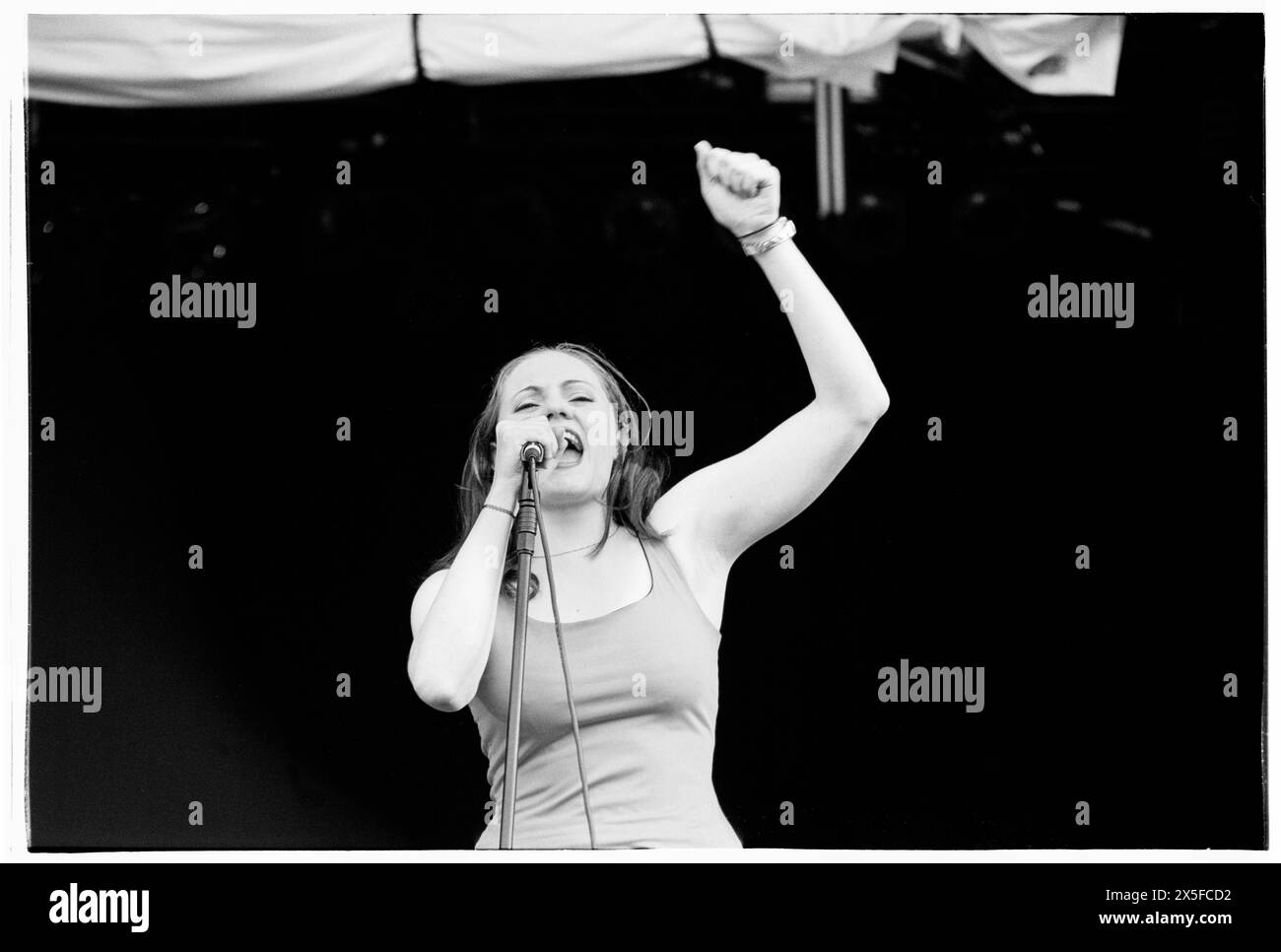 THE DONNAS, YOUNG, READING FESTIVAL, 1999: Lead singer Brett Anderson from all-girl rock band The Donnas playing on the Main Stage at Reading Festival, Reading, UK on 27 August 1999. Photo: Rob Watkins. INFO: The Donnas, an American all-female rock band formed in Palo Alto, California, in 1993, gained fame for their energetic punk rock sound and rebellious attitude. Hits like 'Take It Off' and 'Fall Behind Me' cemented their status as icons of the early 2000s rock scene. Stock Photo