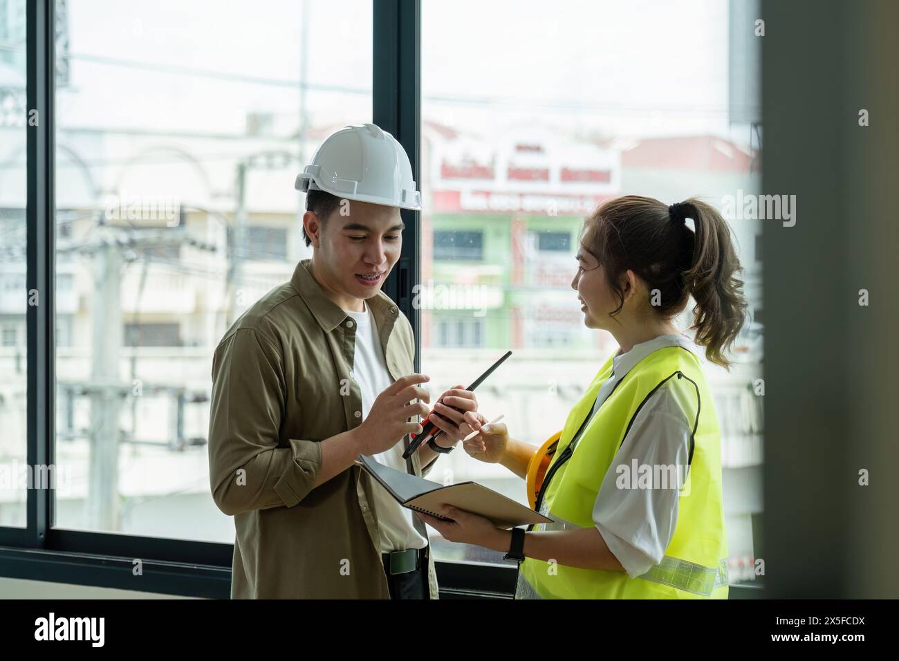 Engineer man woman partner talking hi-res stock photography and images ...