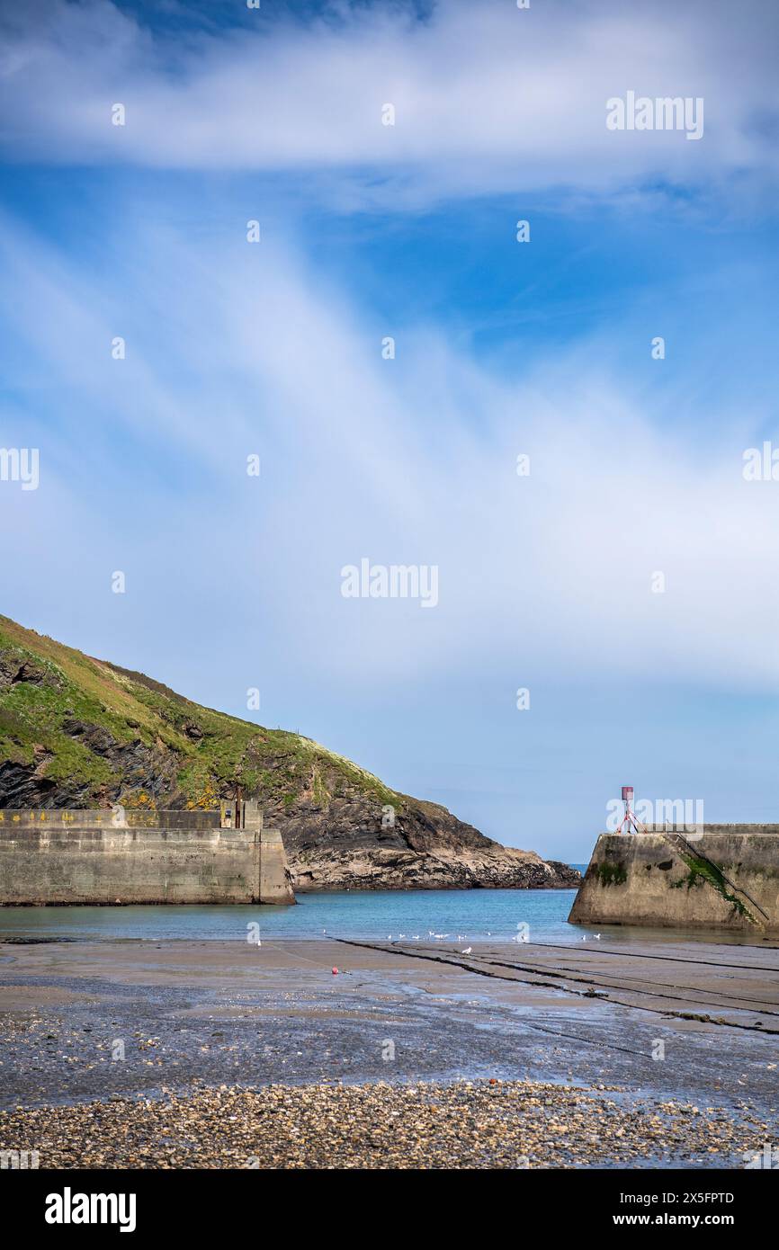 Entrance to the harbour at the fishing village of Port Isaac in Cornwall, England, UK Stock Photo