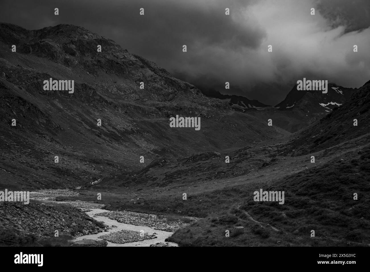 Aufziehendes Gewitter in den Bündner Alpen Stock Photo - Alamy