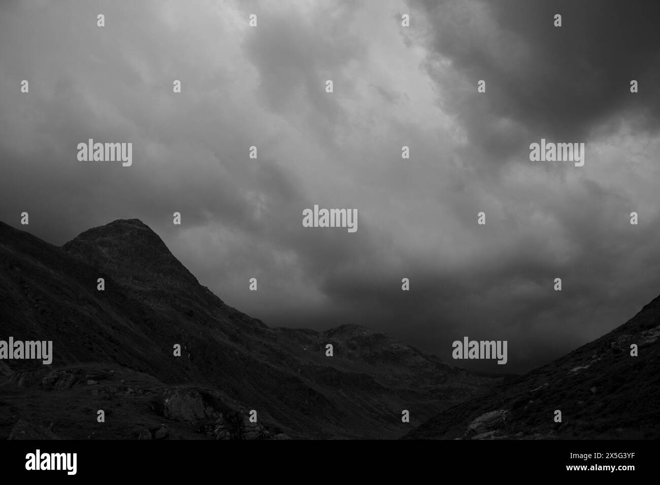 Aufziehendes Gewitter in den Bündner Alpen Stock Photo - Alamy