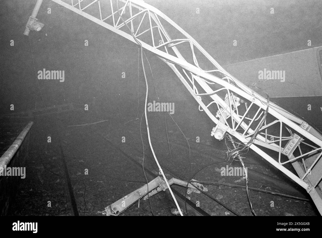 Broken catenary hi-res stock photography and images - Alamy