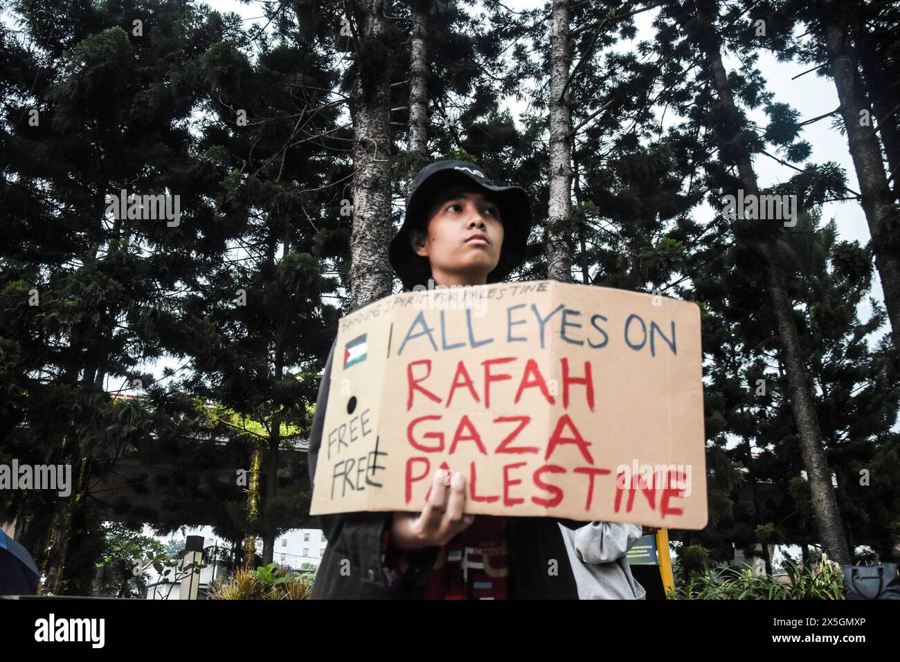 May 9, 2024, Bandung, West Java, Indonesia: A man joined the Kamisan Action unfurled Palestinian flags, demand banners, and set up tents during the Kamisan Bandung action entitled All Eyes on Rafah at Taman Dago Cikapayang. The Kamisan Action, which is held every Thursday to fight all forms of human rights violations in Indonesia, is holding a solidarity action for Palestine, which is the target of genocide carried out by Israel which has killed more than thirty thousand people since October 2023. (Credit Image: © Dimas Rachmatsyah/Pacific Press via ZUMA Press Wire) EDITORIAL USAGE ONLY! Not f Stock Photo