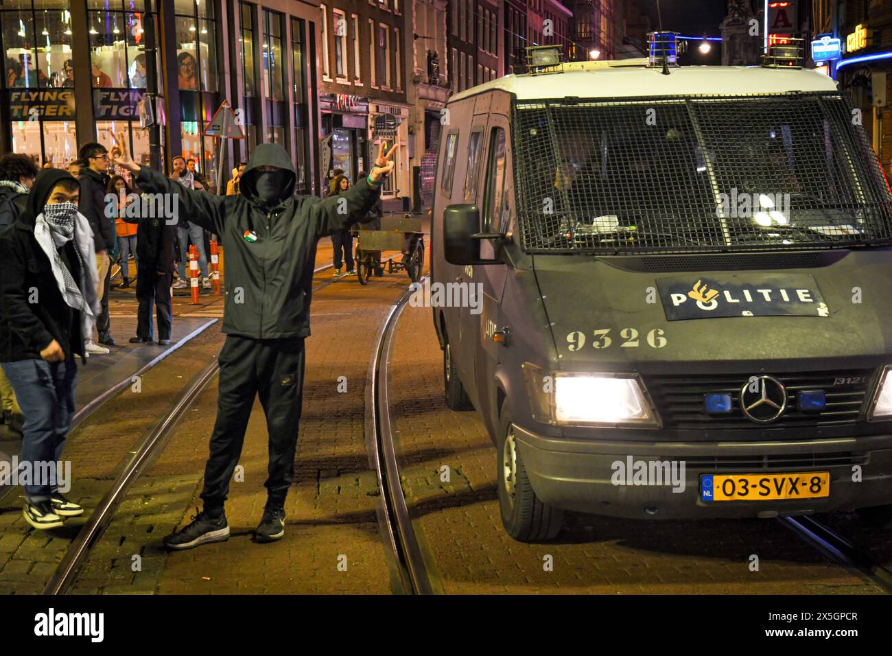 Amsterdam,The Netherlands.8th of may,2024. The police ended the occupation of the UVA,but the protest continued on the streets. Some protesters turned violent,and riot police cleared the road Stock Photo