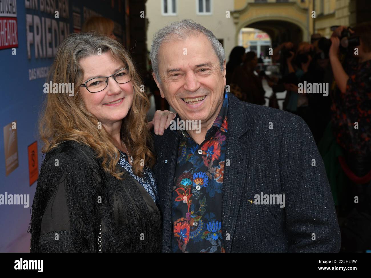 Munich, Germany. 09th May, 2024. Günther Sigl, singer of the Spider Murphy Gang, and his wife Doris attend the Munich premiere of the Ralph Siegel musical 'Ein bisschen Frieden' at the Deutsches Theater. Credit: Felix Hörhager/dpa/Alamy Live News Stock Photo