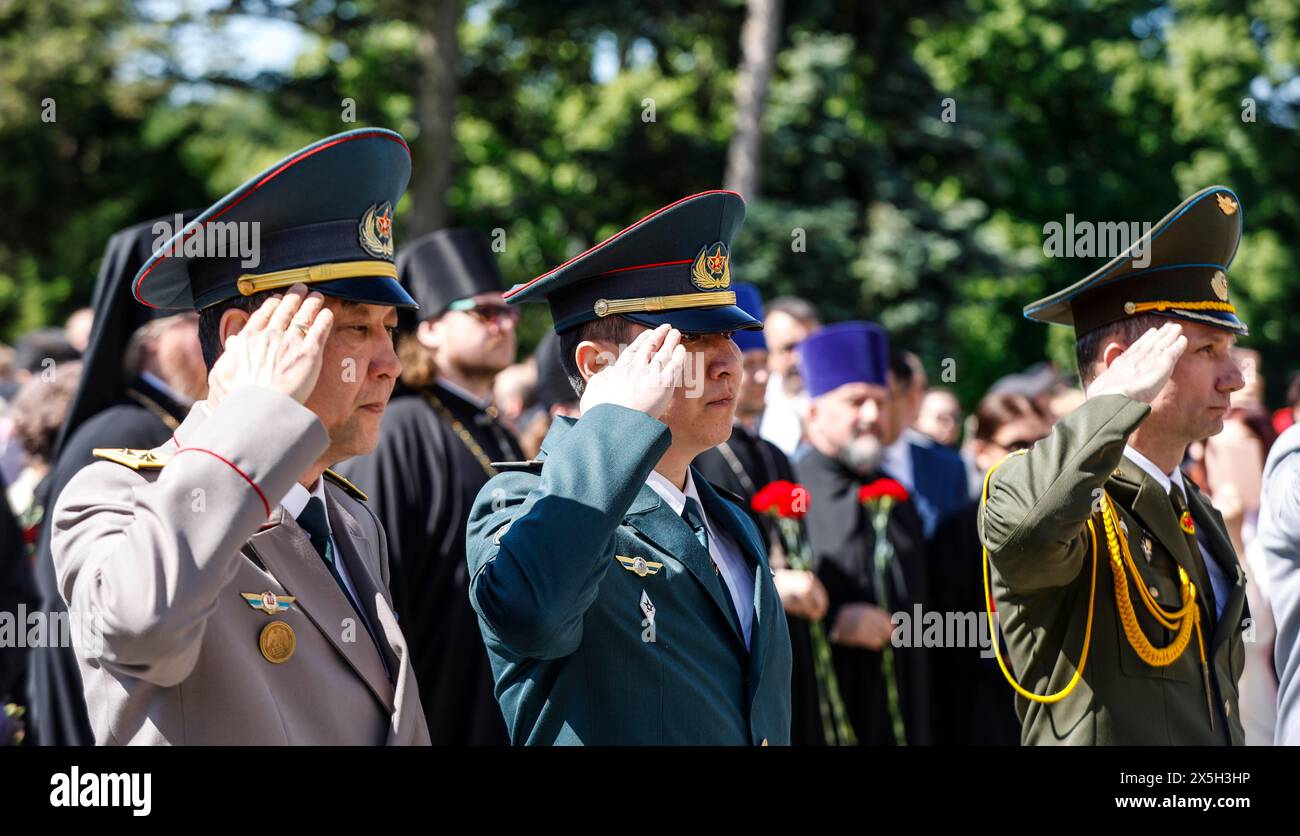 Russian officers salute at the Soviet memorial on Strasse des 17. Juni to commemorate the Soviet soldiers who died during the Second World War Stock Photo