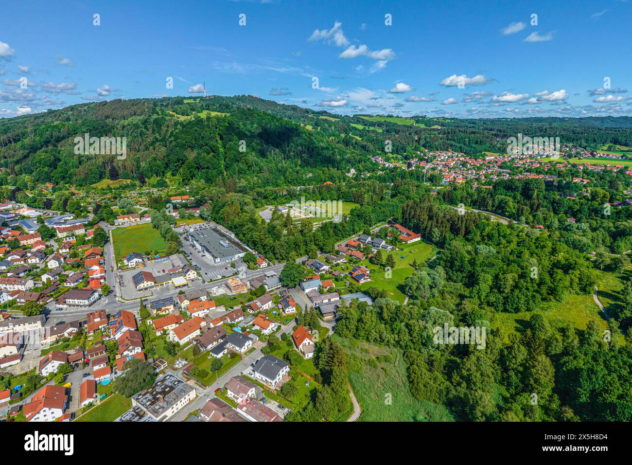 Ausblick auf den Markt Peißenberg in Oberbayern Peißenberg im oberbayerischen Pfaffenwinkel im Luftbild Peißenberg Bayern Deutschland *** View of the Stock Photo