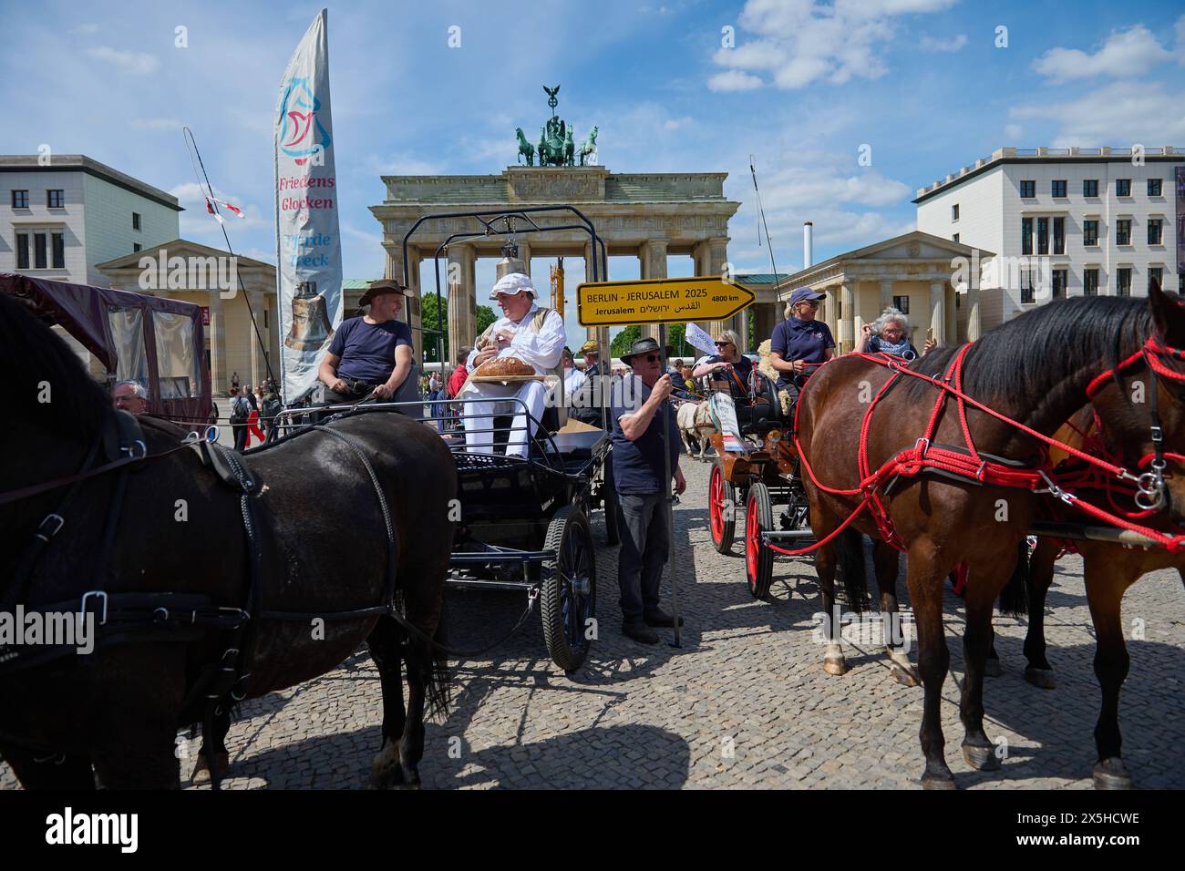 Auf dem Pariser Platz am Brandenburger Tor in Berlin stellt sich am 08.
