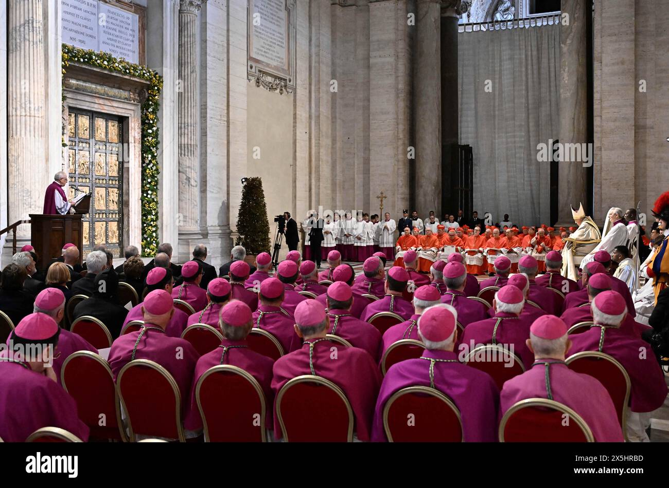 Pope Francis solemnly proclaims the Jubilee Year 2025 at a