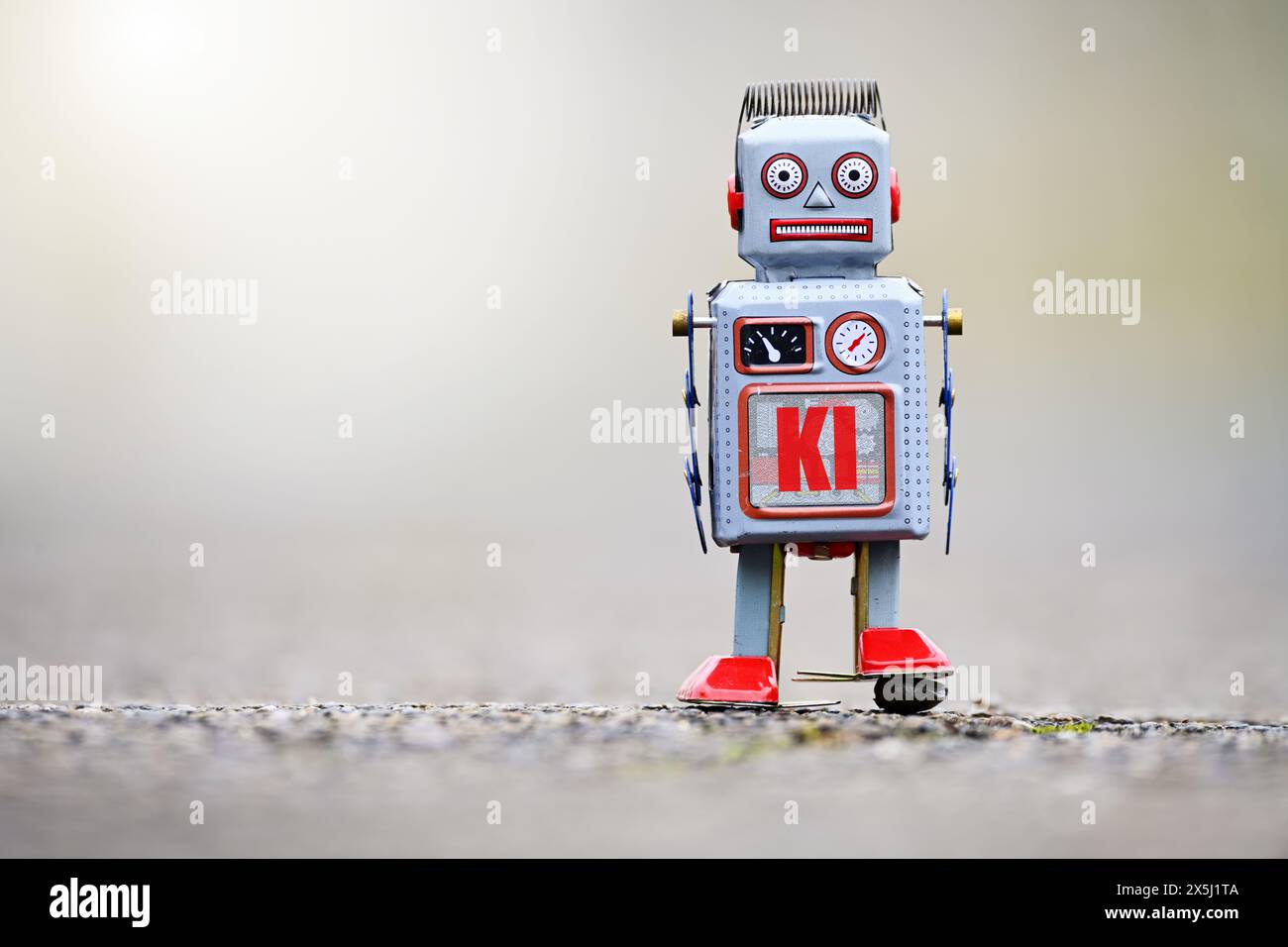 FOTOMONTAGE, Roboterfigur mit Aufschrift KI Stock Photo