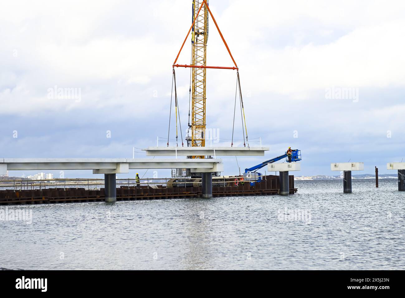 06.11.2023: Neubau der Seebrücke in Scharbeutz, Einfügung eines Brückenelements, Schleswig-Holstein, Deutschland Stock Photo