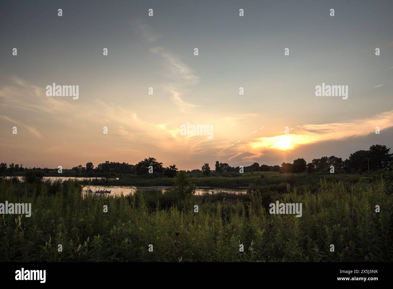Beautiful green field sunset hi-res stock photography and images - Alamy