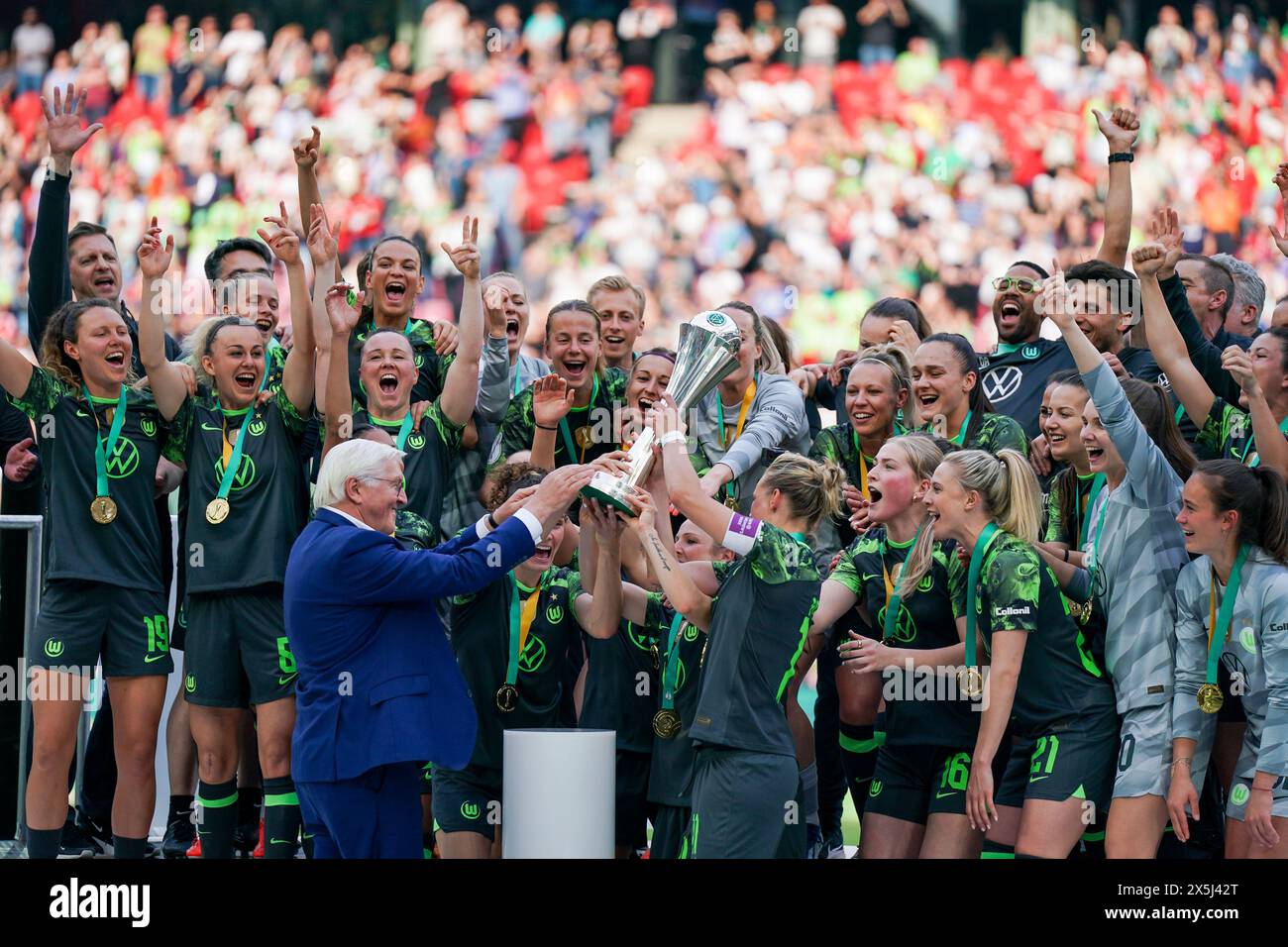 Cologne, Germany. 09th May, 2024. Cologne, Germany, May 9th 2024: Players of VFL Wolfsburg celebrate during the trophy lift by Alexandra Popp (11 Wolfsburg) after their victory during the DFB-Cup Final match between FC Bayern Munich and VfL Wolfsburg at RheinEnergieStadion in Cologne, Germany. (Daniela Porcelli/SPP) Credit: SPP Sport Press Photo. /Alamy Live News Stock Photo