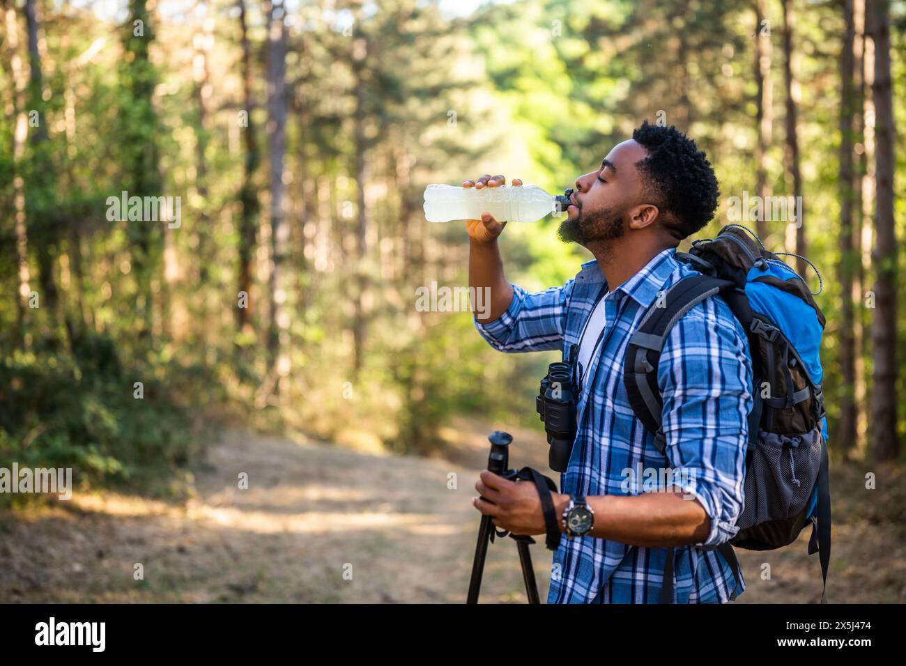 Young Man Enjoys Hiking And Drinking Energy Drink Stock Photo Alamy young-man-enjoys-hiking-and-drinking-energy-drink-stock-photo-alamy
