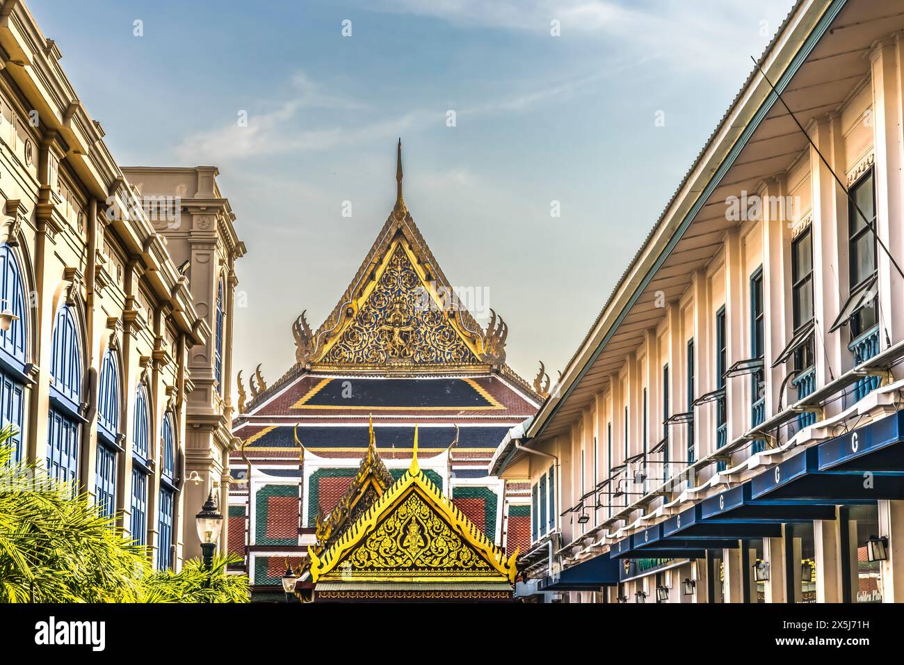 Entrance Old Court, Grand Palace, Bangkok, Thailand. Palace was a complex of buildings and home of King of Thailand from 1782 to 1925. Phra built in 1855 Stock Photo