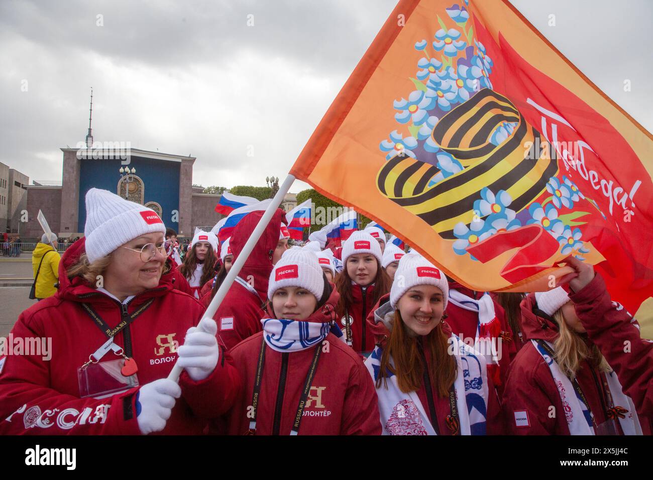 Moscow, Russia. 9th of May, 2024. People hold flags during a festive parade marked Victory Day during the Russia Expo international exhibition and forum at the VDNKh Exhibition Centre in Moscow, Russia. Russia celebrates 79 years since the victory over Nazi Germany in World War II Stock Photo