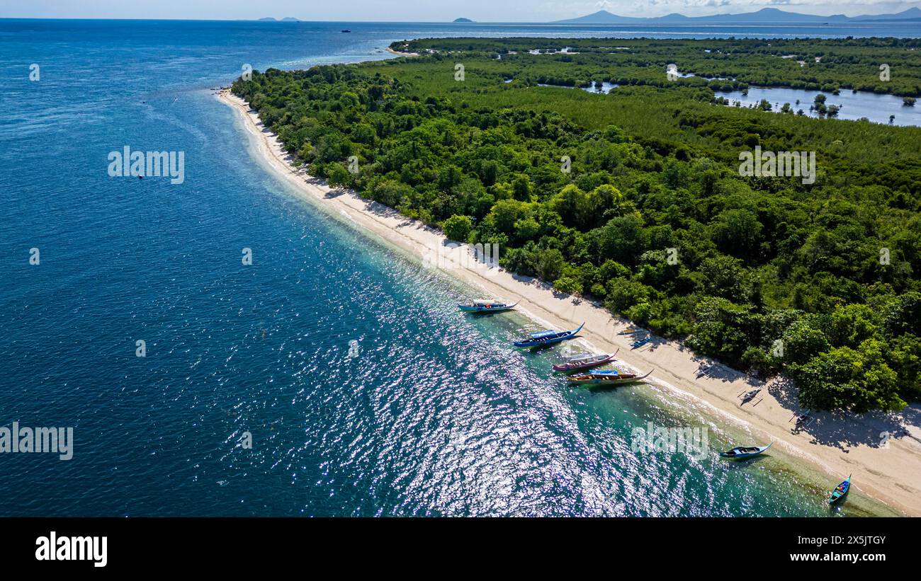 Aerial of a white sand beach in Grande Santa Cruz Island, Zamboanga, Mindanao, Philippines, Southeast Asia, Asia Copyright: MichaelxRunkel 1184-10952 Stock Photo