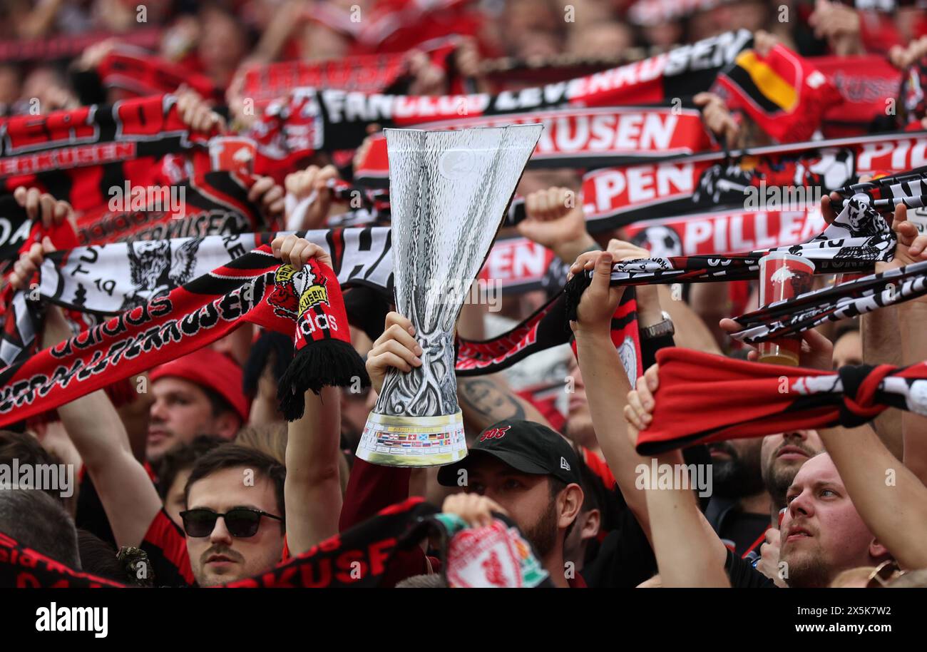 LEVERKUSEN, GERMANY - MAY 09: Leverkusen fans with the Europa League trophy during the UEFA Europa League 2023/24 Semi-Final second leg match between Bayer 04 Leverkusen and AS Roma at BayArena on May 09, 2024 in Leverkusen, Germany. © diebilderwelt / Alamy Stock Stock Photo