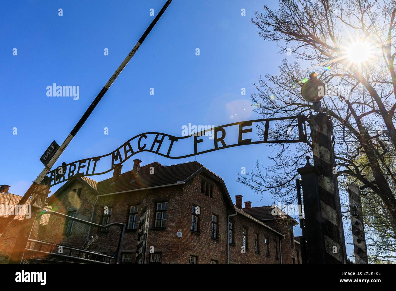 Poland, Oswiecim, Auschwitz-Birkenau. WWll, Entrance gate. Infamous slogan Arbeit Macht Frei: 'Work makes (one) free'. Slave labor camp. Stock Photo