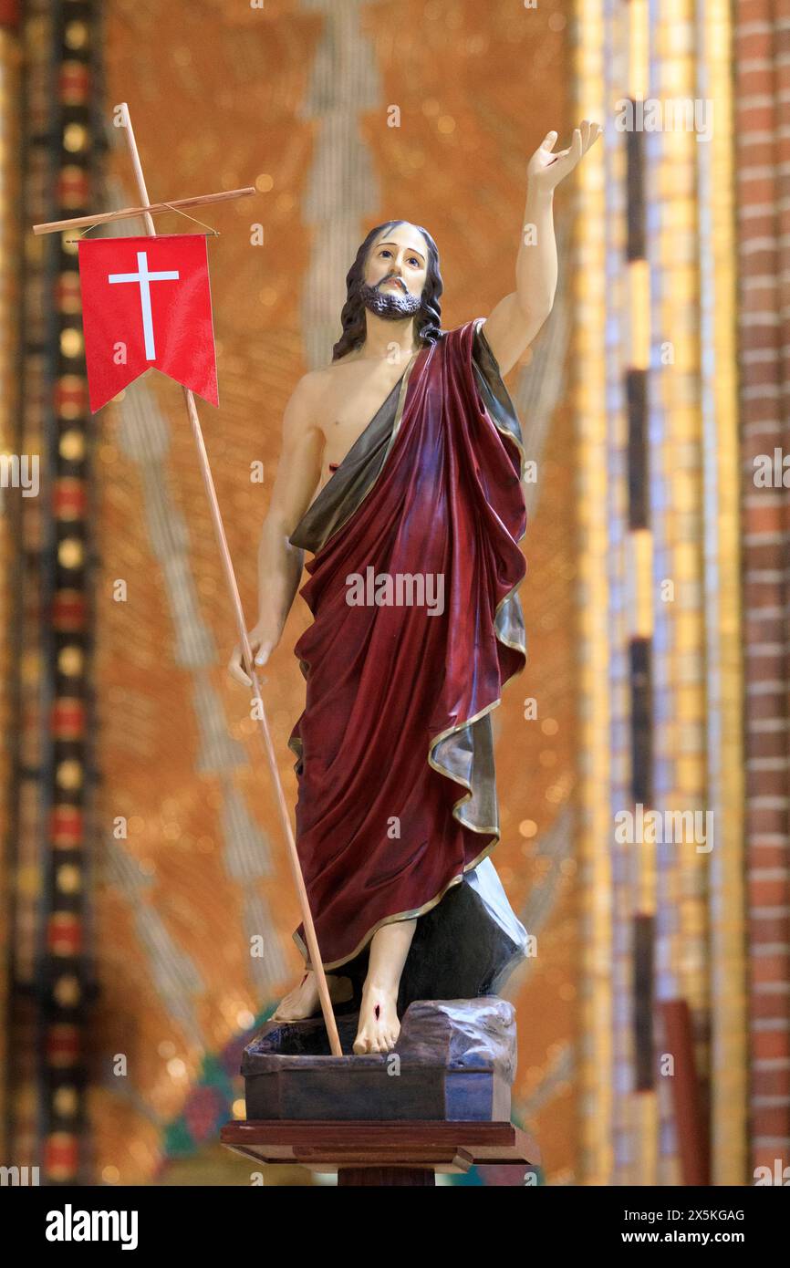 Poland, Warsaw. St. John's Archcathedral. Roman Catholic church in Old Town. Church has been listed by UNESCO as of cultural significance. Statue of resurrected Jesus. Stock Photo