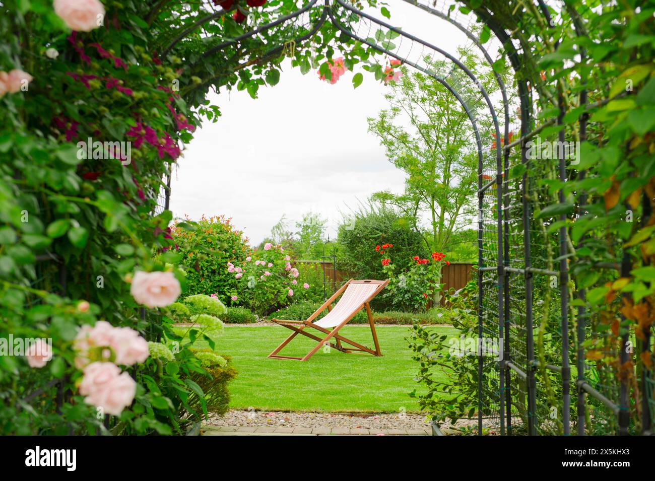 Pink rose arch garden hi-res stock photography and images - Alamy