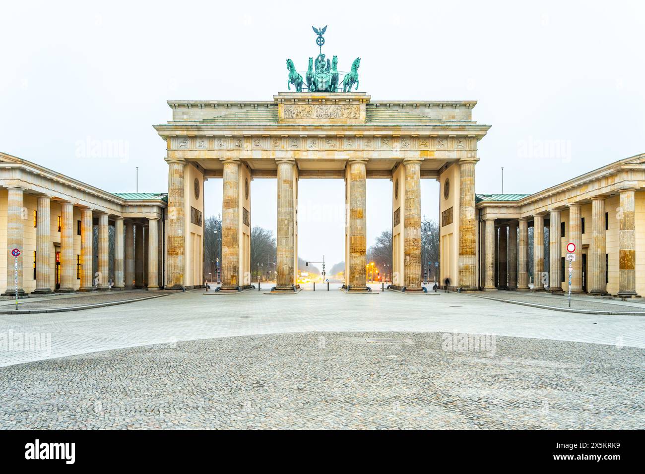 Iconic triumphal arch stands hi-res stock photography and images - Alamy