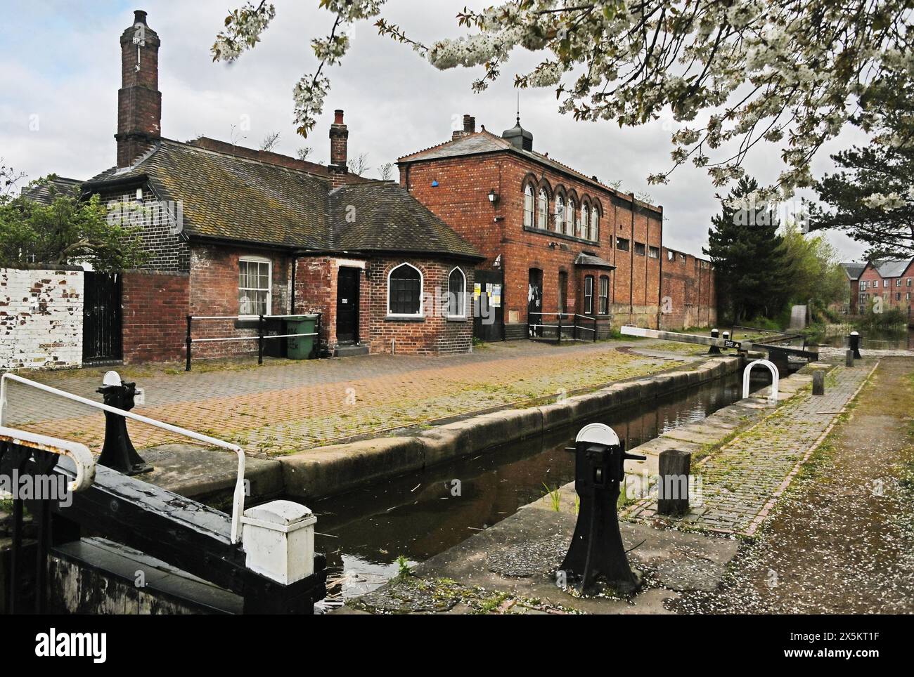 No.1 Top Lock, Lock-keepers House and Toll Office and the former Boatmens Rest Mission. Wyrley and Essington Canal, Birchills, Walsall, West Midlands, Stock Photo