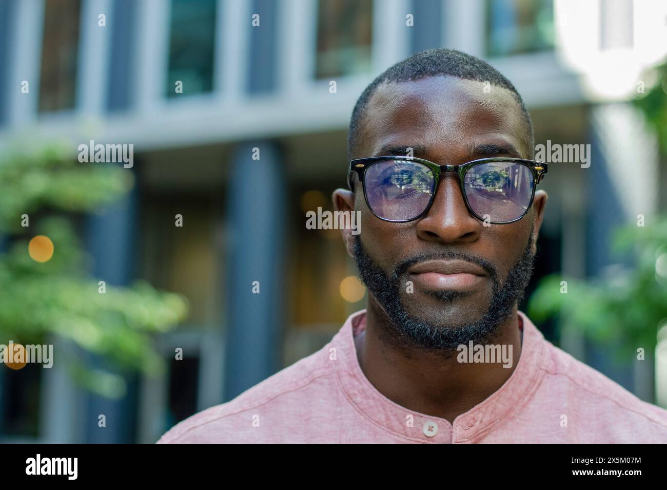 Man wearing glasses hi-res stock photography and images - Alamy